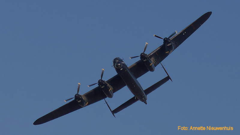 LOMTexel's tweet photo. Op donderdag 4 mei 2023 zal voorafgaand aan de Nationale Dodenherdenking, een ‘herdenkingsvlucht’ over Nederland worden gevlogen door Lancaster PA474 van de Royal Air Force Battle of Britain Memorial Flight (#BBMF); Het toestel zal daarbij rond 14:33 boven #Texel te zien zijn. https://t.co/veXfFUC6My