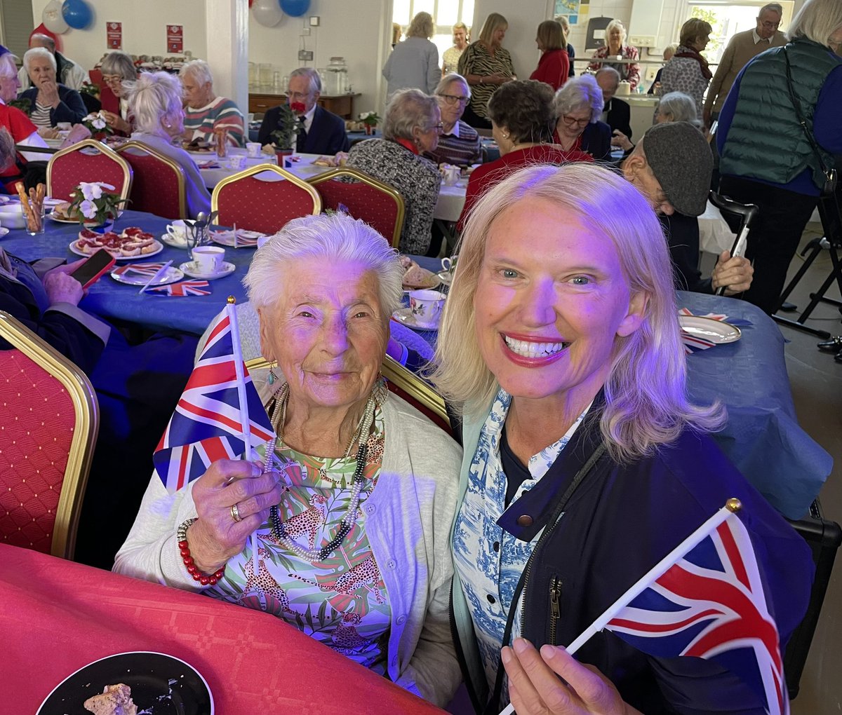 Joyful tea party to celebrate volunteering, cake, the elderly and the King. Vi is 101. She fell and broke her hip the other day. Got up, dusted herself off and walked to The Hare and Hounds to meet her mates 💙💙💙💙@FiSHHelpBarnes #volunteering #community