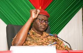 #BurkinaFaso/ le ministre de la défense rencontre la classe politique. "...Nous avons constaté que beaucoup n'ont pas la pleine mesure de la menace. Nous devons nous mettre ensemble. C'est une histoire de tous les Burkinabè et non celle des hommes de tenue...", Kassoum COULiBALY