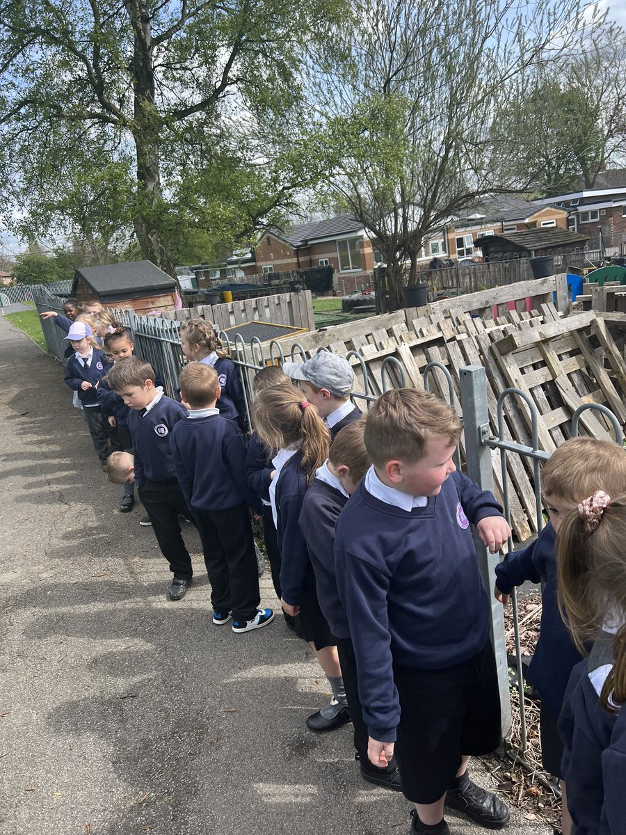 Y1_TheMill's tweet photo. We had a lovely afternoon looking for the physical and human features of our school grounds! #themillgeography https://t.co/hZgQ8ExFF3