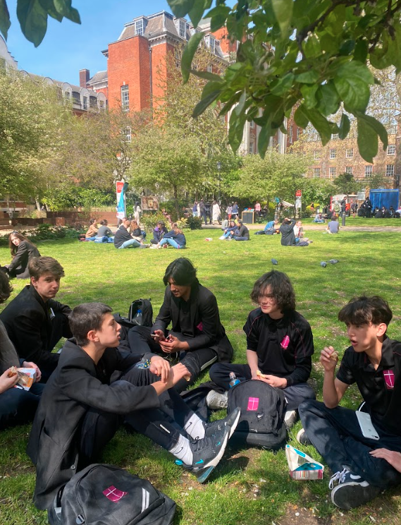 ChelseaAcadMAT's tweet photo. Our Year 10 @BrilliantClub scholars have had a wonderful day at @KingsCollegeLon celebrating their graduation from the programme (including a sunny picnic in the park beforehand)! https://t.co/7gyArLqpaq