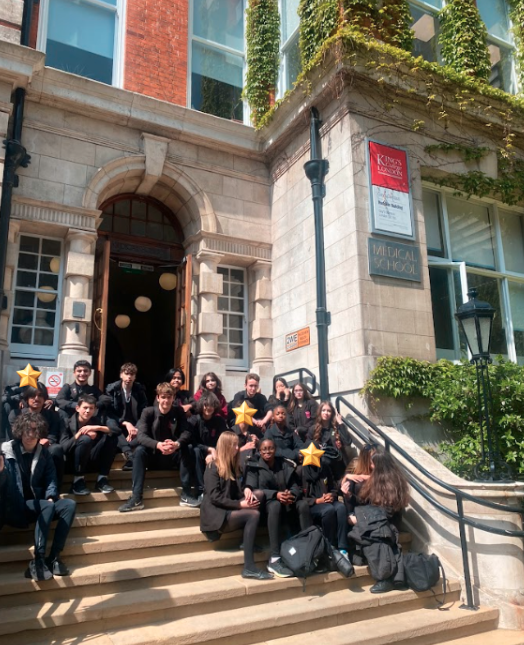 ChelseaAcadMAT's tweet photo. Our Year 10 @BrilliantClub scholars have had a wonderful day at @KingsCollegeLon celebrating their graduation from the programme (including a sunny picnic in the park beforehand)! https://t.co/7gyArLqpaq