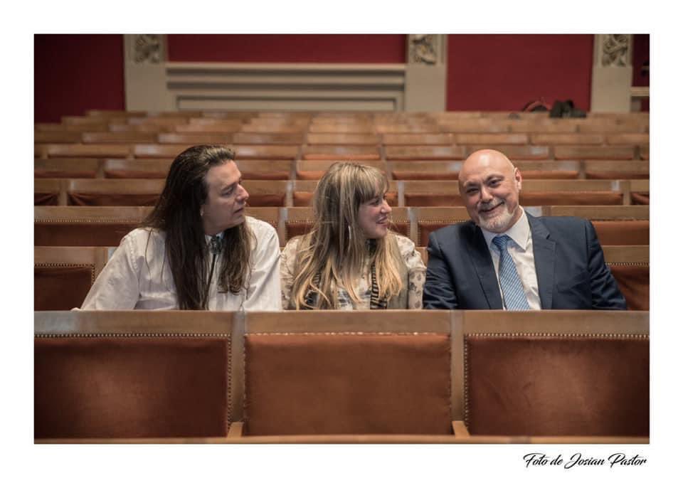 Hola, amig@s!!! El próximo viernes volvemos a tocar (por tercera vez 😬) en las graduaciones de <a href="/CultFylUnizar/">CultFylUnizar</a> dónde en 2019 compartimos escenario con el gran Gabriel Sopeña. Ilusionados y nerviosos por igual!!  Y agradecidos por contar con nosotros una vez más!!! 📸<a href="/josianpastor/">Josian Pastor</a>