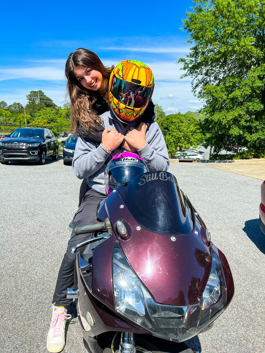 LiveFirstStreet's tweet image. ✨Friendly Reminder ✨to be aware of your surroundings when driving in our parking lot! We want to be courteous to our motorcycle friends as well as other drivers to keep everyone safe 🚗 🏍️