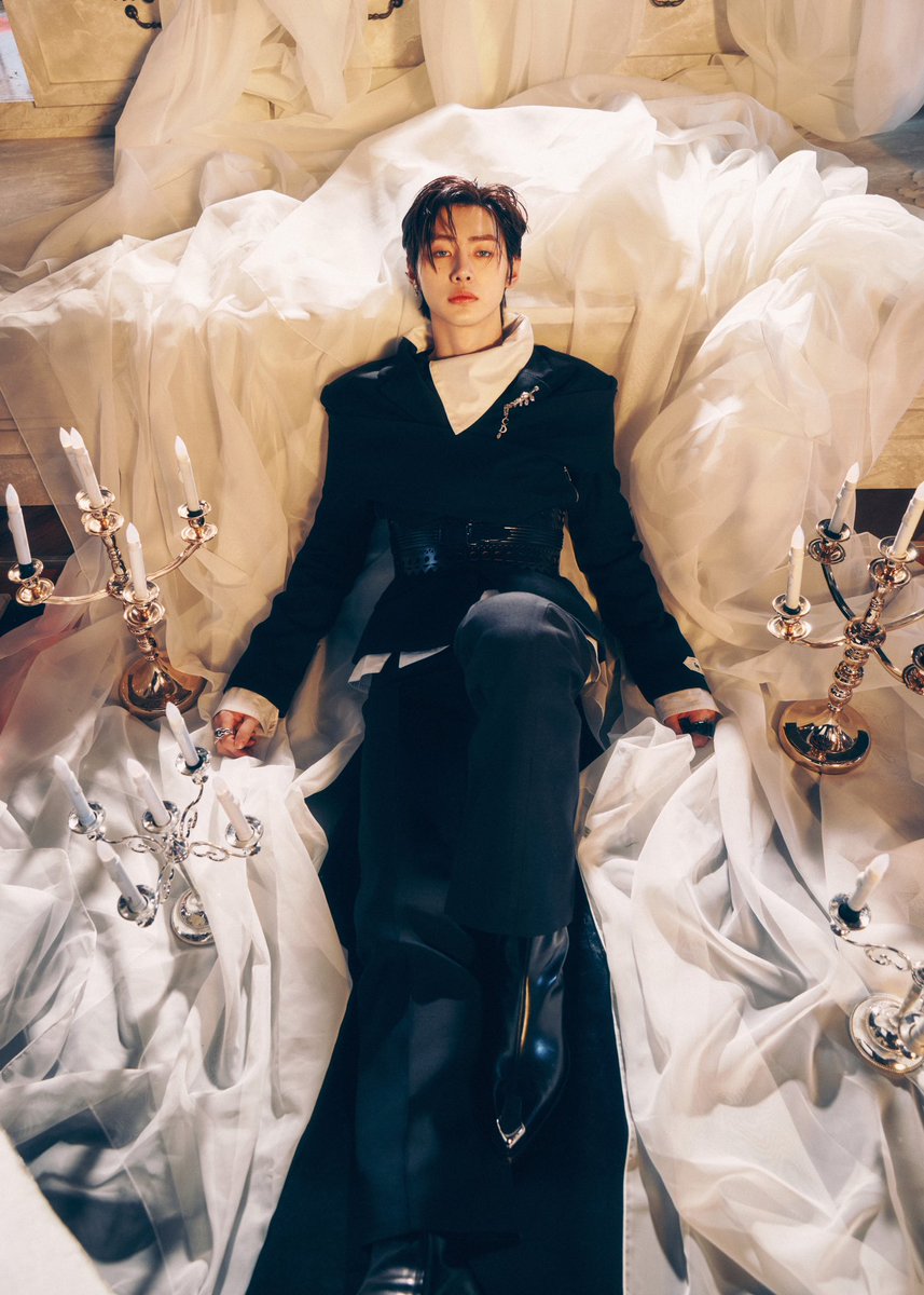 joonsxlover's tweet photo. i’m mad i should’ve gotten the ‘full’ version of ‘dark blood’ this is why i don’t preorder albums without seeing concept photos first 😭 https://t.co/dMmfSjj7fJ