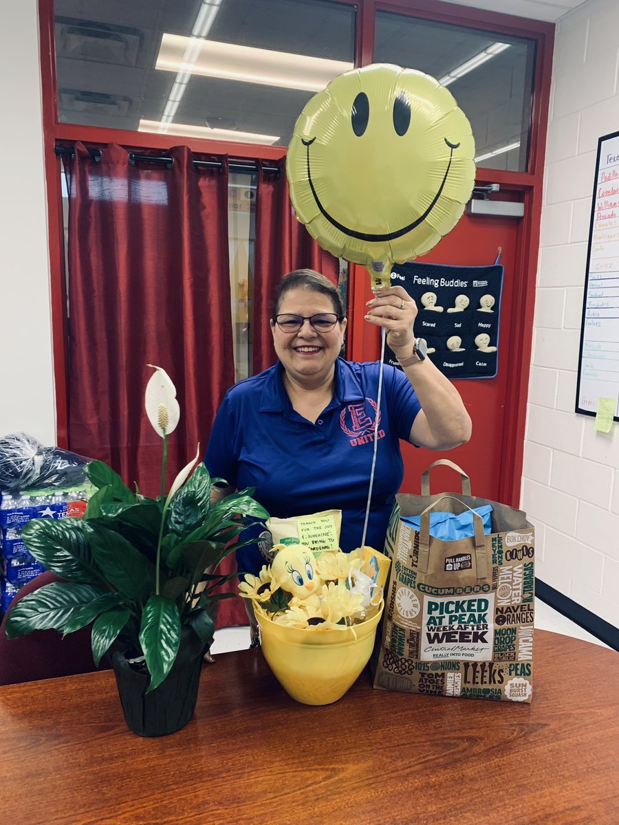 Coldturtle1's tweet photo. They surprised me with all these goodies, but most of all I was blessed with love and kindness from you all! Thank you ❤️@JOSECARDENASECC @EISDofSA https://t.co/RFi26IujXi