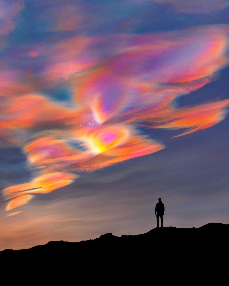 GossipRoomOff's tweet photo. 🚨 Et non il ne s'agit pas d'un photo montage, mais bien de la réalité ! Il s'agit du phénomène du nuage nacré, très rare et surtout magnifique, observé en Islande ! ☁️🌈✨

📸: h0rdur (IG) https://t.co/pK1SybaSCB