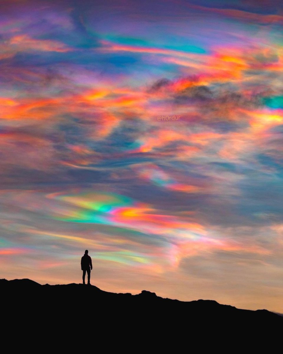 GossipRoomOff's tweet photo. 🚨 Et non il ne s'agit pas d'un photo montage, mais bien de la réalité ! Il s'agit du phénomène du nuage nacré, très rare et surtout magnifique, observé en Islande ! ☁️🌈✨

📸: h0rdur (IG) https://t.co/pK1SybaSCB