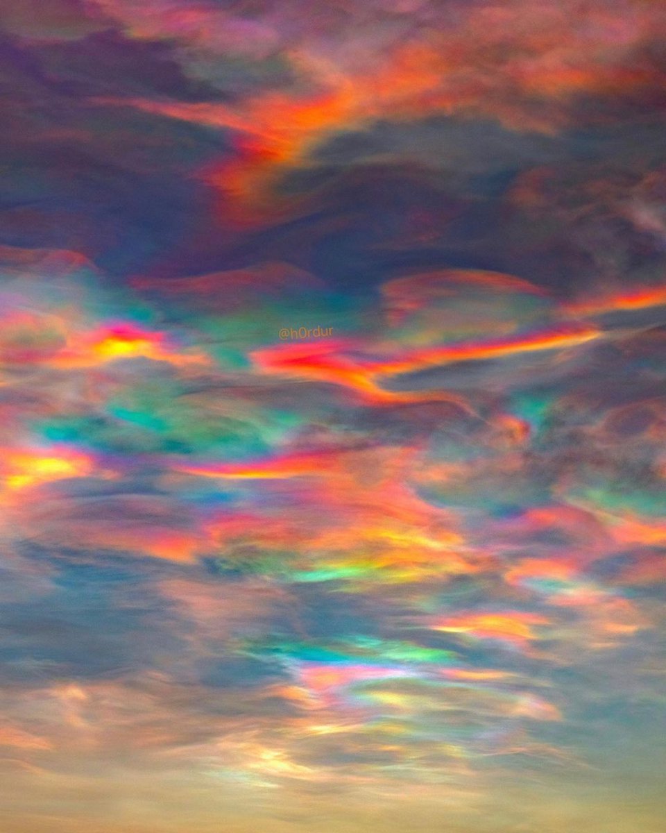 GossipRoomOff's tweet photo. 🚨 Et non il ne s'agit pas d'un photo montage, mais bien de la réalité ! Il s'agit du phénomène du nuage nacré, très rare et surtout magnifique, observé en Islande ! ☁️🌈✨

📸: h0rdur (IG) https://t.co/pK1SybaSCB