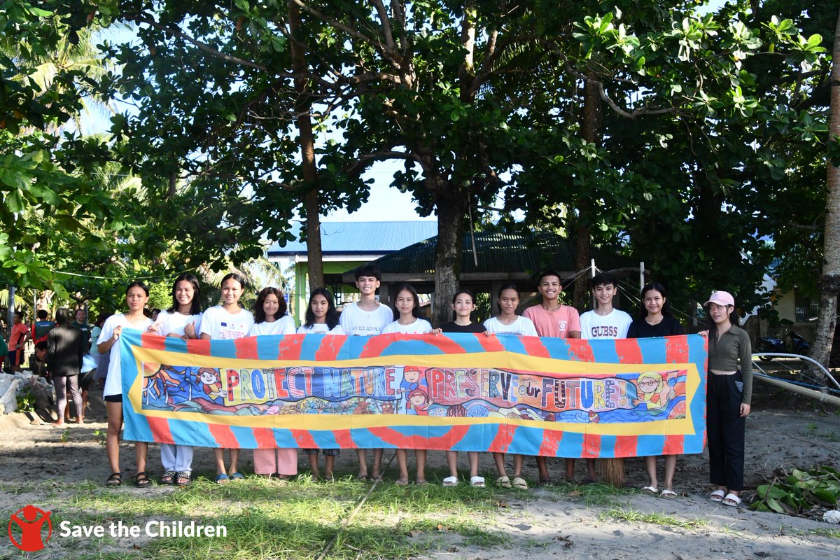 SaveChildrenPH's tweet photo. Save the Children Philippines celebrated Earth Day by launching Generation Hope in Eastern Visayas too! Children took the lead by cleaning up the local beaches in Dolores, Eastern Samar and inspired others to do the same. #GenerationHope #RedAlertOnClimate https://t.co/LGFc4JyVxT