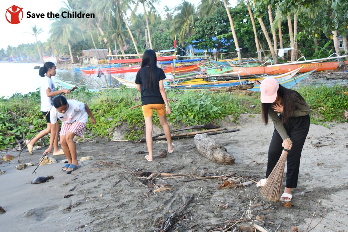 SaveChildrenPH's tweet photo. Save the Children Philippines celebrated Earth Day by launching Generation Hope in Eastern Visayas too! Children took the lead by cleaning up the local beaches in Dolores, Eastern Samar and inspired others to do the same. #GenerationHope #RedAlertOnClimate https://t.co/LGFc4JyVxT