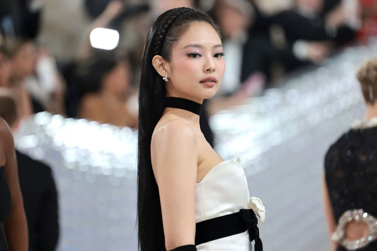 KoreaPortal's tweet photo. BLACKPINK Member Jennie Looks Stunning at the Met Gala

https://t.co/qlLKdDYZQ9 https://t.co/ZCx1RDAOE9