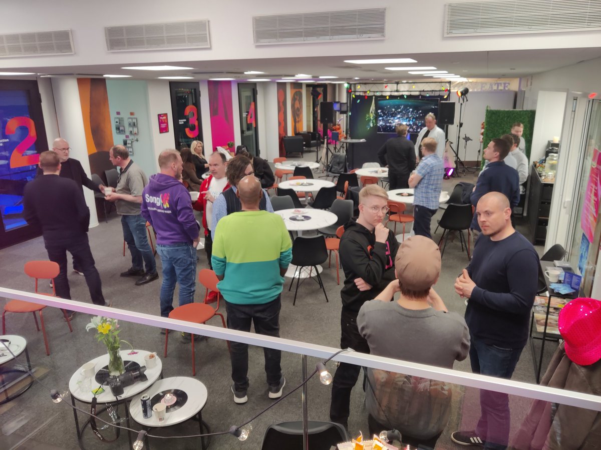 Valtonenk's tweet photo. Random afterworks in full swing at #OpenCreativeHouse #Finestbayarea https://t.co/wMhVz6MYlK