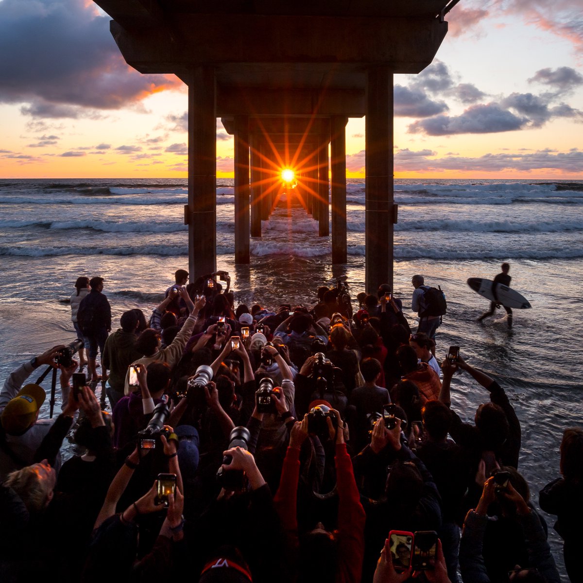 UCSanDiego's tweet photo. The remarkable Scrippshenge took place last night! Photographers flock here twice a year to witness the sunset perfectly aligning with Scripps Pier.🌅

#ScrippsHenge #UCSD #UCSanDiego #LaJolla #ScrippsPier #SanDiego https://t.co/pcQw1a5Yfw