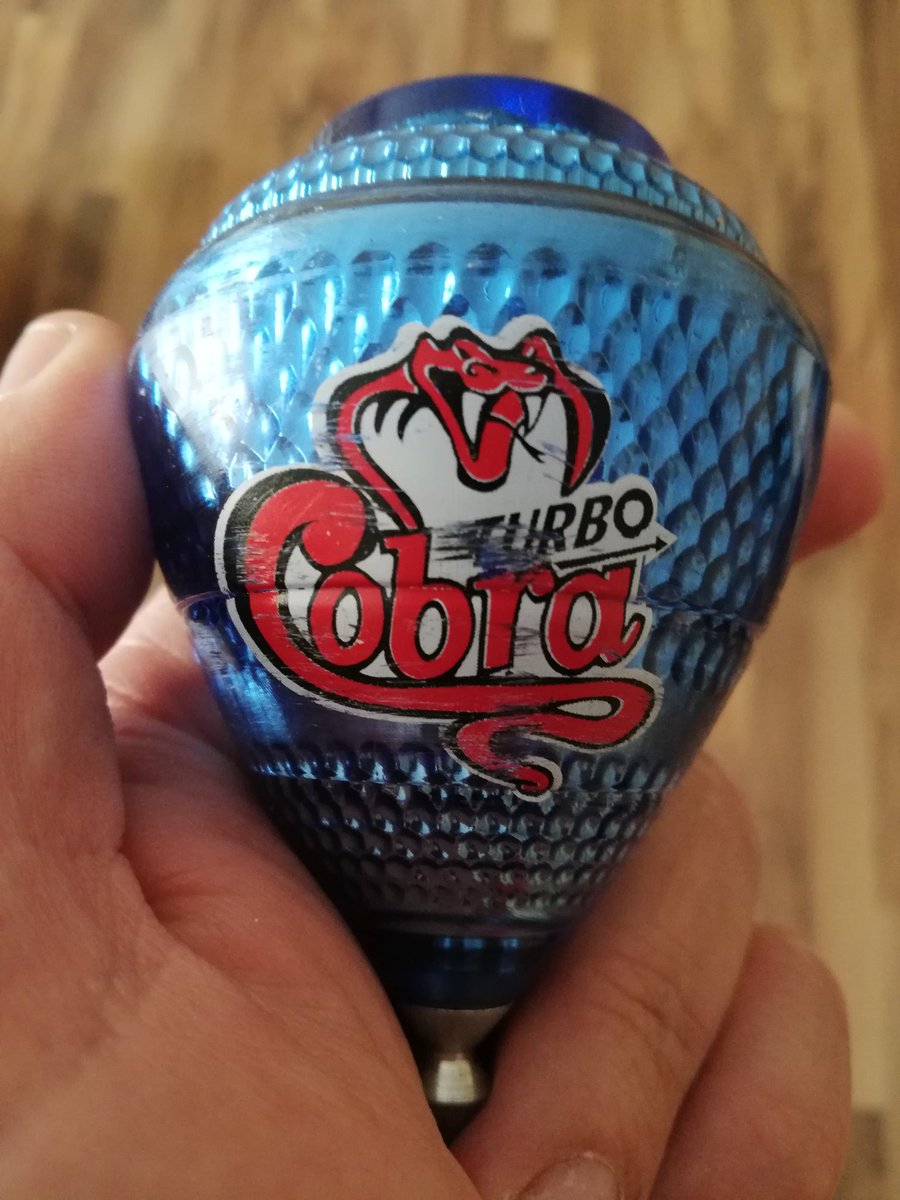 rafa_79_av's tweet photo. Un alumno de quinto me ha retado a un torneo de peonzas mañana a la hora del recreo.
Y como persona adulta y madura que soy .  .  .  .  .  .  .  .  .  .  .  .  .  .  .  .  .  .  .  . me he comprado una Cobra Turbo de punta giratoria para machacar a ese mocoso. https://t.co/OvbaQtQ9E1