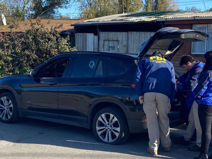 INF0SCHILE's tweet photo. ⚠️#Concepción Sector de Pedro de Valdivia Bajo. 2 Personas Mueren #Acribilladas al Interior de Vehículo. https://t.co/bucTny3Dro