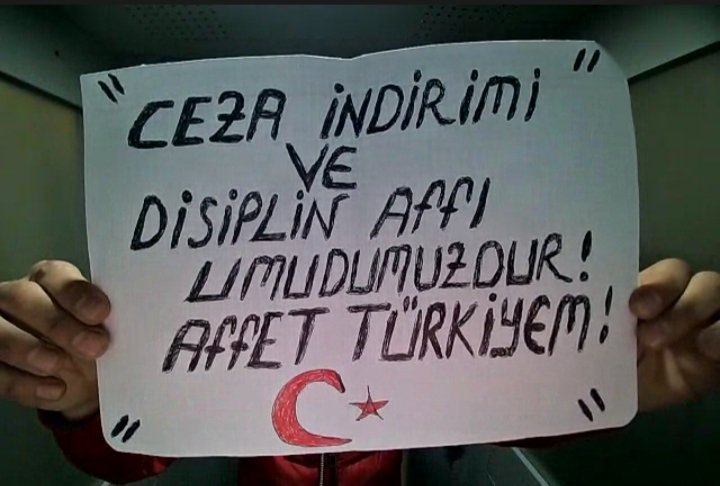 BARONLAR DIŞARDA GENÇLİK İÇERİDE ÇÜRÜYOR 👍 Şuan cezaevlerinde 114 bin mahkum uyuşturucu ticaretinden cezaevinde içici olan insanlara bile satıcılık cezası veriyorlar baronların maşa olarak kullandığı insanları AFFEDİN
#GenelAf