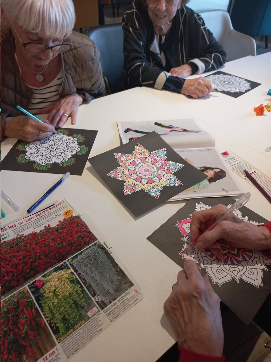 Comment passer un après-midi agréable au <a href="/SenSaintMande/">les Jardins d'Arcadie de Saint-Mandé</a> ? Venir dans notre salon club cosy, rencontrer les voisines à l'occasion d'un atelier créatif, rire ensemble, partager, se faire plaisir #lebienvivre #confort #convivialité