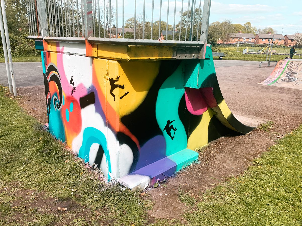 MissOWLister's tweet photo. What an amazing team the Y12 Btec Art students made on this Community Arts Project🎨They renovated a skatepark in Derby and should be super proud of their fantastic work!🛼🛹 @deferrers @deFerrers_6th @ArtDeferrers @derbyshire_live #wallart #graffiti #communityproject #skatepark https://t.co/nRh0p6FvGc