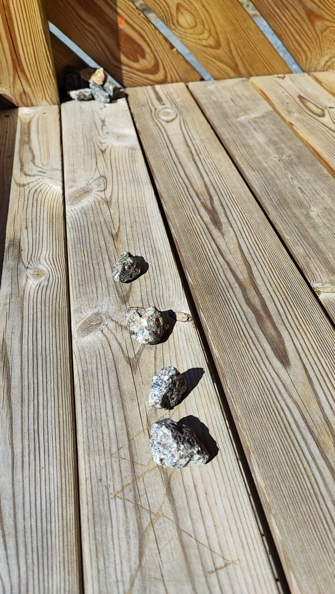 Öjbergetin kuntoportailla törmäsin kahteen ikämieheen, jotka rauhalliseen, mutta päättäväisen tahtiin nousivat portaita huipulle. Miehet kertoivat käyneensä portailla 6kk joka päivä. Muisti oli heikko, mutta kierrokset laskettiin pikkukivillä. Nyt oli noustu 4 kertaa #mahtavaa 🙌