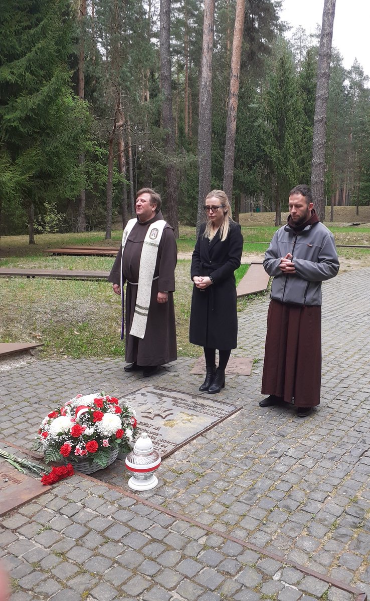 Z okazji 232. rocznicy uchwalenia Konstytucji 3 maja, wielkiego dzieła polskich patriotów, Konsul RP w Smoleńsku wraz z pracownikami Agencji Konsularnej i duchowieństwem z parafii pw. Niepokalanego Poczęcia NMP w Smoleńsku oddali hołd polskim oficerom pomordowanym w Katyniu.