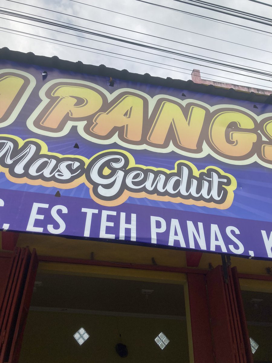Mungkin maksudnya teh panas dikasih es biar dingin.

But anyway, mie ayamnya enak, baksonya juga mantep. Lokasi Giritontro Kidul, Wonogiri, Jawa Tengah.