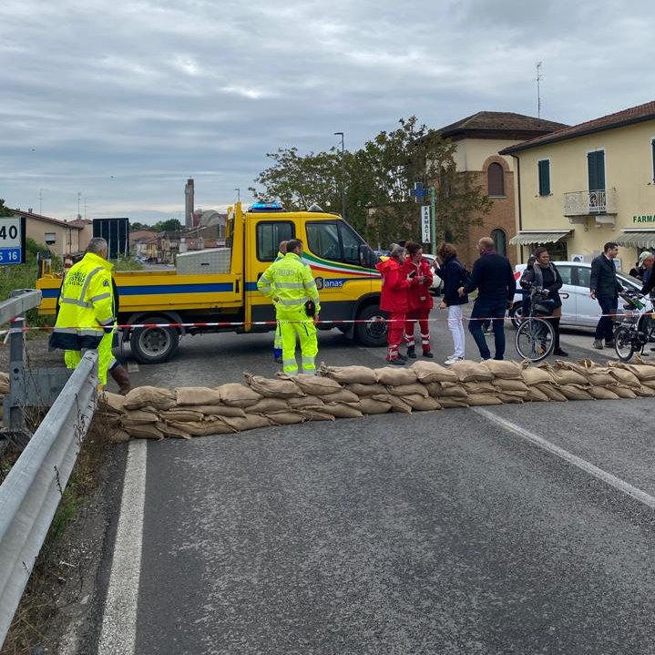 StradeAnas's tweet photo. #Maltempo #EmiliaRomagna
Piene dei fiumi fra le province di #Bologna e #Ravenna
Squadre #Anas al lavoro da oltre 24 ore per fronteggiare #emergenza
⛔️#SS9 #Emilia a Castel Bolognese
⛔️#SS65 “Della Futa” a Loiano
ll monitoraggio dei corsi d’acqua ⤵️
https://t.co/QzsO4YIh26 https://t.co/bPQRCG2lpg