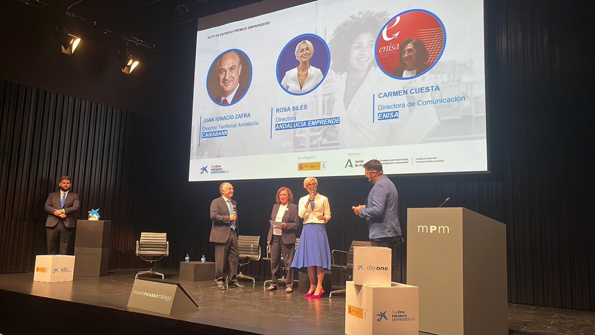 EmprendeXXI_'s tweet photo. 🙌Llegamos al final de este #DayOneInnovationSummit @ccuestagarrido, Directora Comunicación, @enisa junto a @rosasiles , Directora, @aemprende y Juan Ignacio Zafra, Director Territorial Andalucía, @CaixaBank entregan el premio a la startup ganadora.

¡Enhorabuena #IkosTech!🥳 https://t.co/tzFYOGQhL1