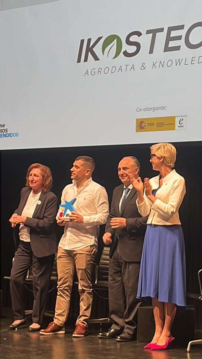 EmprendeXXI_'s tweet photo. 🙌Llegamos al final de este #DayOneInnovationSummit @ccuestagarrido, Directora Comunicación, @enisa junto a @rosasiles , Directora, @aemprende y Juan Ignacio Zafra, Director Territorial Andalucía, @CaixaBank entregan el premio a la startup ganadora.

¡Enhorabuena #IkosTech!🥳 https://t.co/tzFYOGQhL1