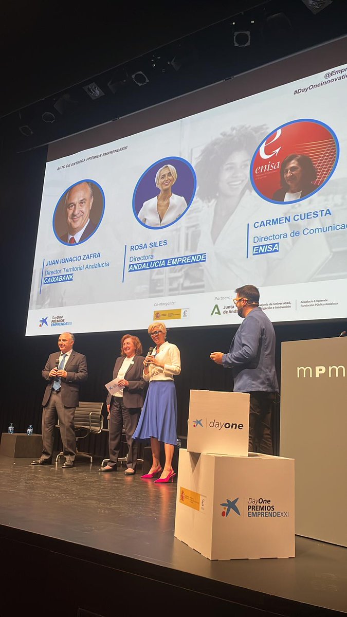 EmprendeXXI_'s tweet photo. 🙌Llegamos al final de este #DayOneInnovationSummit @ccuestagarrido, Directora Comunicación, @enisa junto a @rosasiles , Directora, @aemprende y Juan Ignacio Zafra, Director Territorial Andalucía, @CaixaBank entregan el premio a la startup ganadora.

¡Enhorabuena #IkosTech!🥳 https://t.co/tzFYOGQhL1