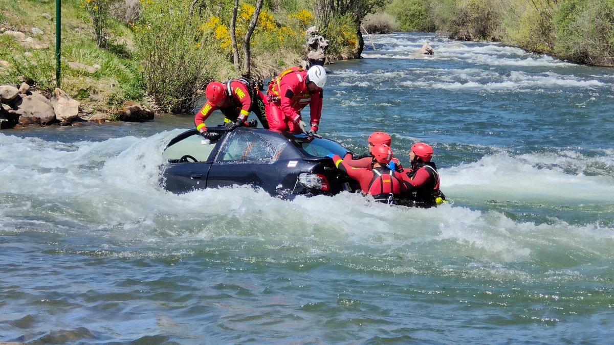 Defensagob's tweet image. Los alumnos del Curso de Rescate en Zonas Inundables #CRZI de la Escuela Militar de Emergencias #EMES de @UMEgob afrontan su última semana, en la que se forman en el rescate de víctimas atrapadas dentro de vehículos en aguas rápidas.
