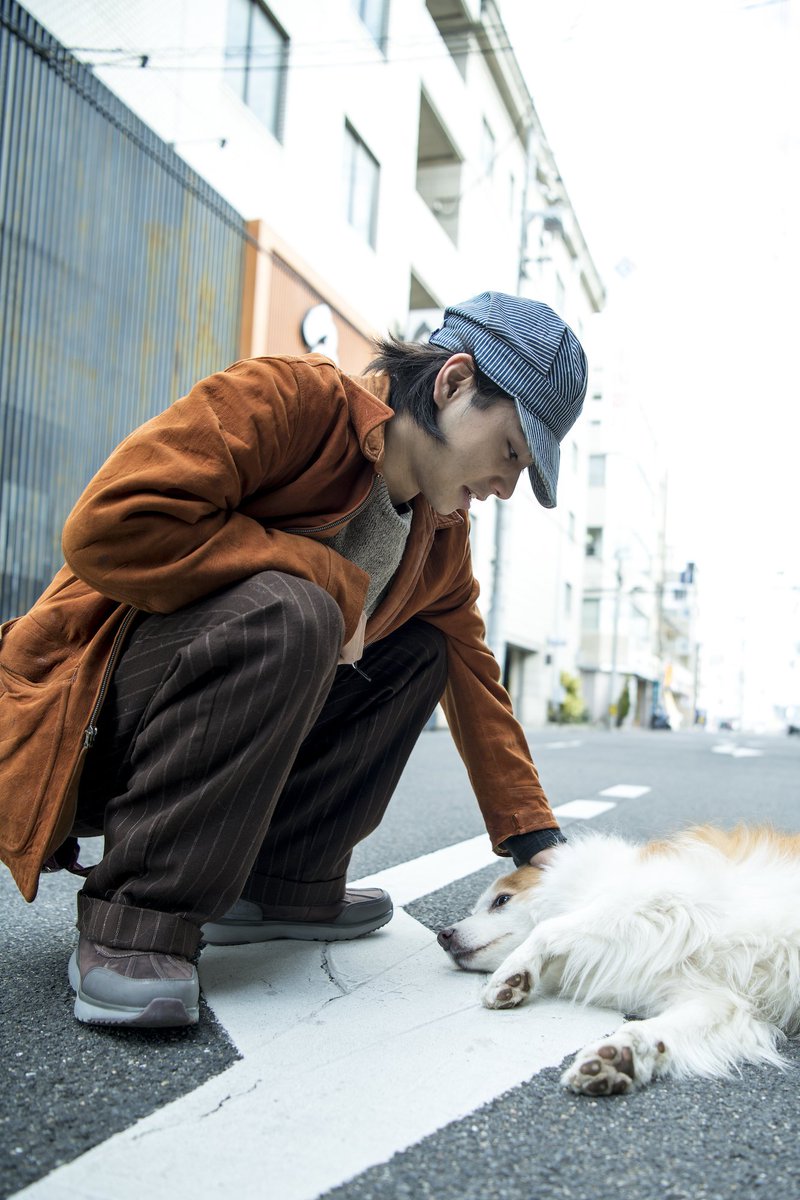 sir_murakami's tweet image. nijiro and his love for animals:
"I like squirrel, monkeys, cats, birds and other small animals, they are cute and I want to live with them all. I think of marriage as a "contract to raise animals together."🧸 
(2021 source)
#NijiroMurakami 
#村上虹郎