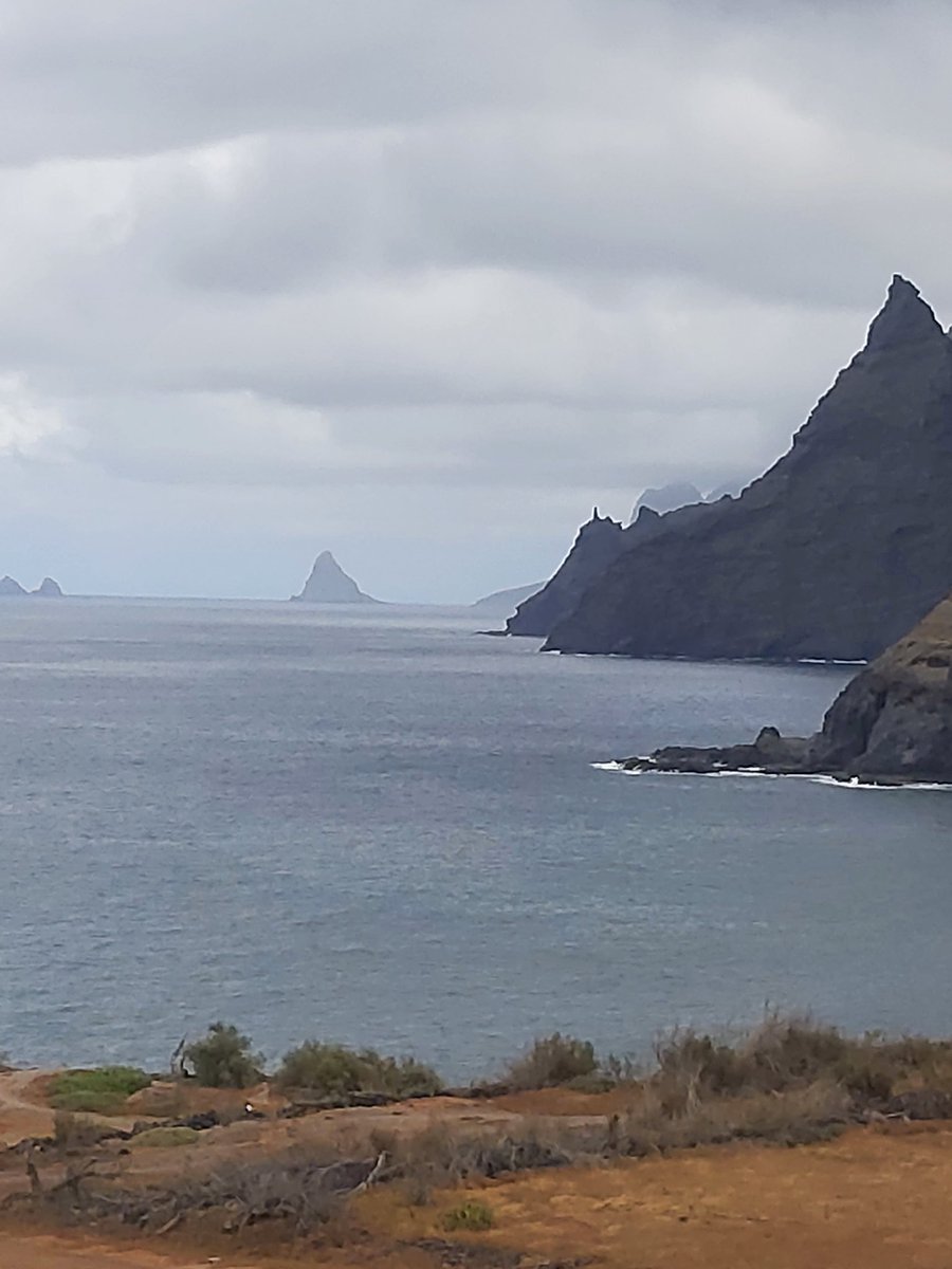 Roques de Anaga, nor/este #Tenerife hoy. Foto propia desde #PuntaHidalgo LL. que retrotrae otras época ancestros familiares toda vez que el único modo de viajar desde la #IsladeLaPalma, en vetustos barcos de casco negro, cruzaba este lugar belicoso y viajeros mareaban! #PressULL