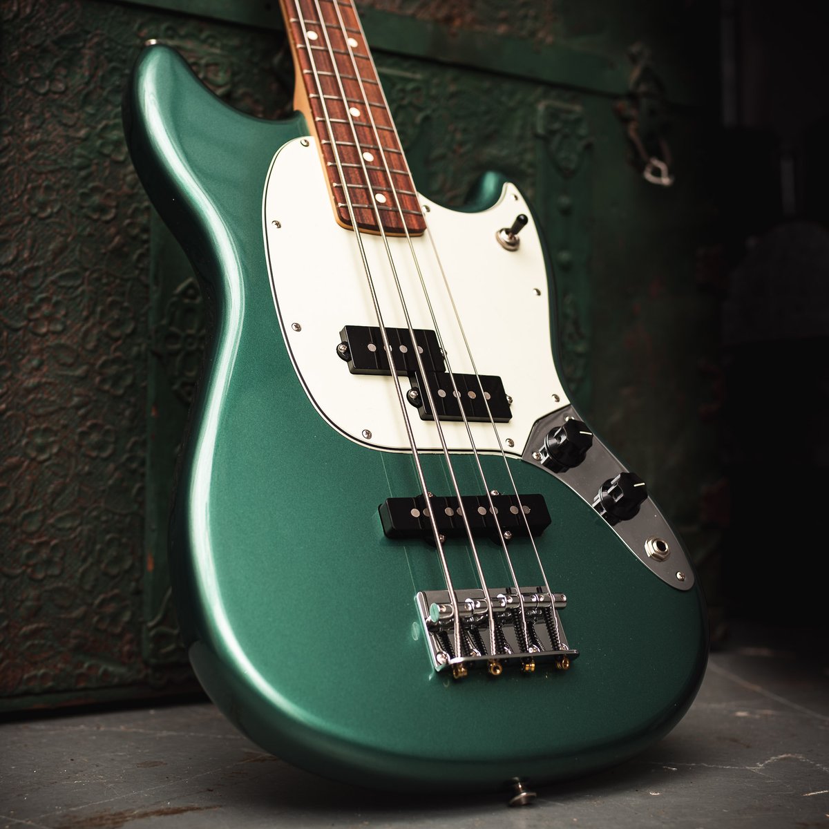 Bring the outdoors in with this CME Exclusive @fender Mustang Bass PJ in Sherwood Green, a short-scale bass that’s the perfect size for staying inside. bit.ly/42f5WJ8 #chicagomusicexchange #thebassment #Fender #FenderBass #CMEexclusive #basstalk #CMElovestrades
