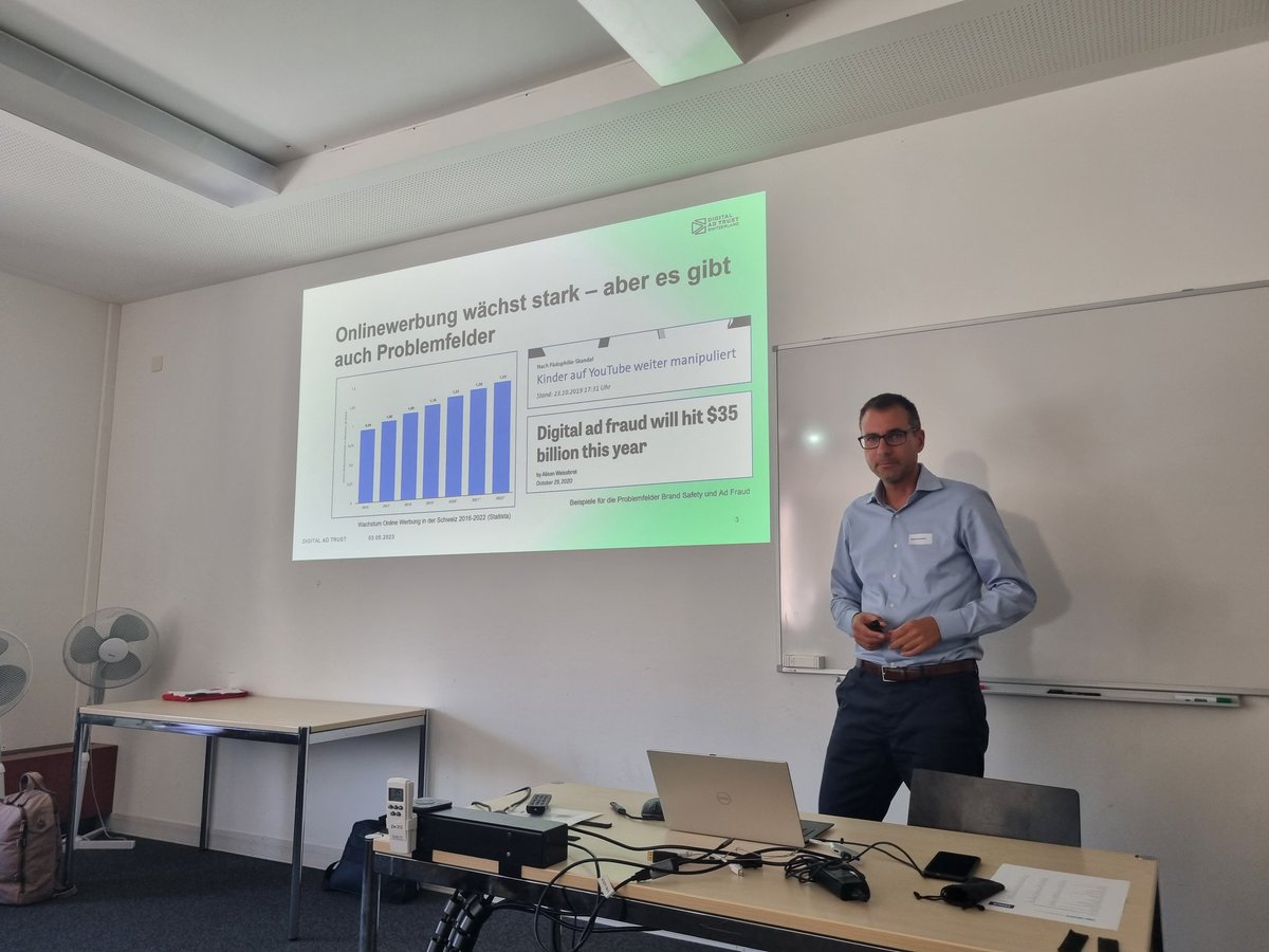 ComImpact_ch's tweet photo. So steht's um die Zuverlässigkeit von Online-Werbung. Unser Comimpact Event an der @fhhwz mit @DanielHuenebeck
Und @RomanSoom https://t.co/LXB2TqVWms