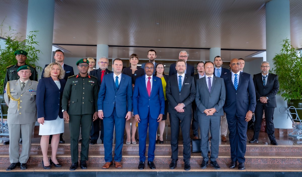 RwandaMoD's tweet photo. Today, Hon Minister of Defence, Maj Gen A Murasira received in his office H.E Vít Rakušan, First Deputy Prime Minister &amp; Minister of Interior of the Czech Republic &amp; his delegation. They discussed bilateral cooperation in the field of Defence and Security. https://t.co/6dwjCDKN5G