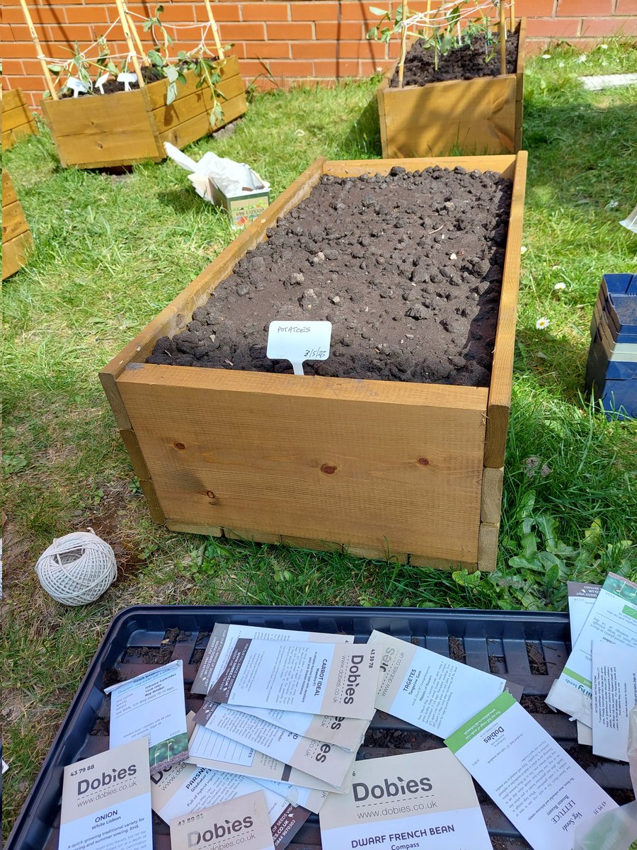 Such a treat to see the new planters installed on <a href="/livuni/">University of Liverpool</a> north campus and veg seeds/seedlings planted by students &amp; staff #SowingTheSeedsOfSustainability <a href="/livunisustain/">UoLSustainability</a> <a href="/livuniHLS/">Faculty of Health and Life Sciences</a>