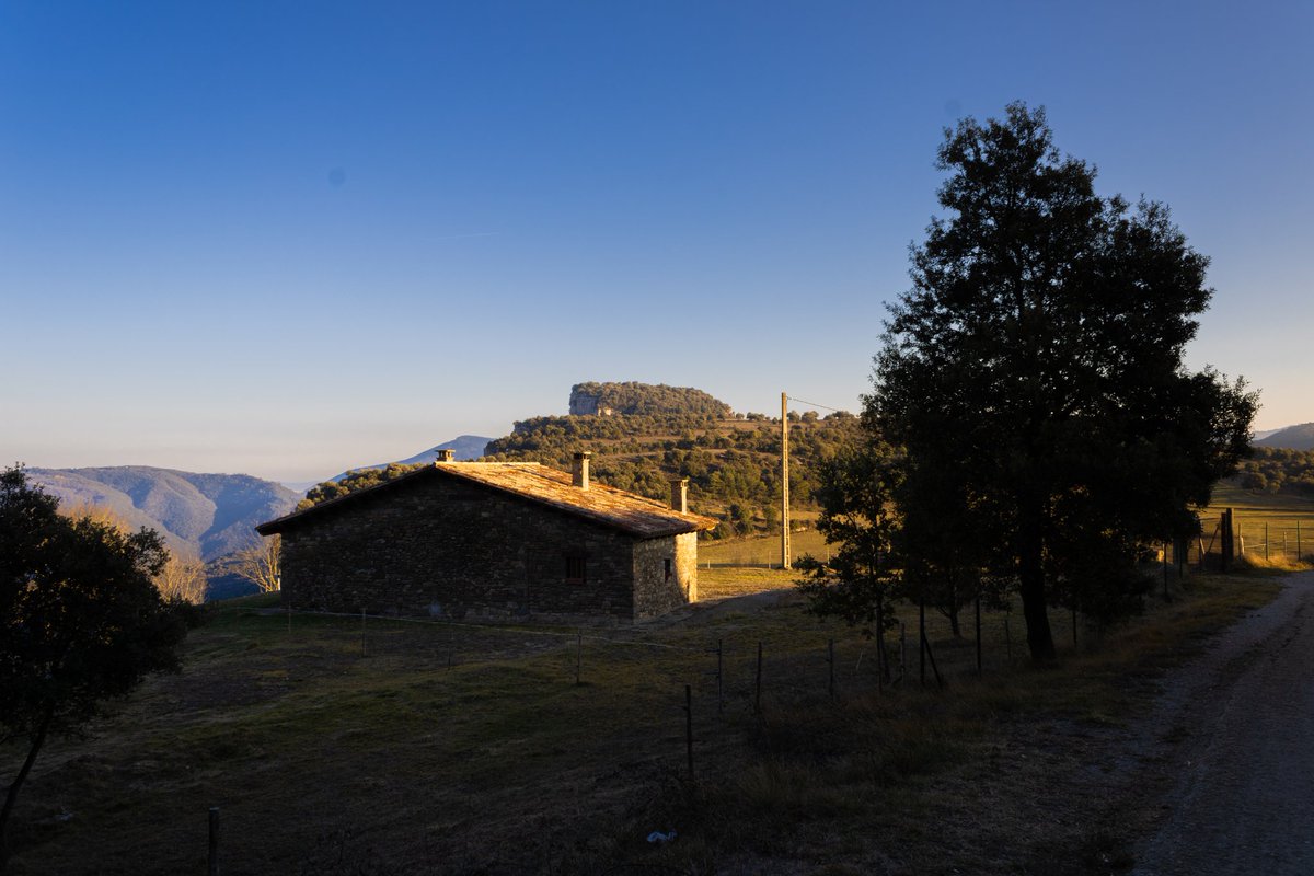 obulaskenky's tweet photo. Sunset, shadows and a mountain peak.

#landscapephotography #landscapecaptures #sunsetphotography #sunsetlovers #bcn #spain #photography #photographylovers #obulaskenky #offthebeatenpath #catalonia #rupit #travelphotography #outdoors #mountainlife https://t.co/sJnapz9mD9