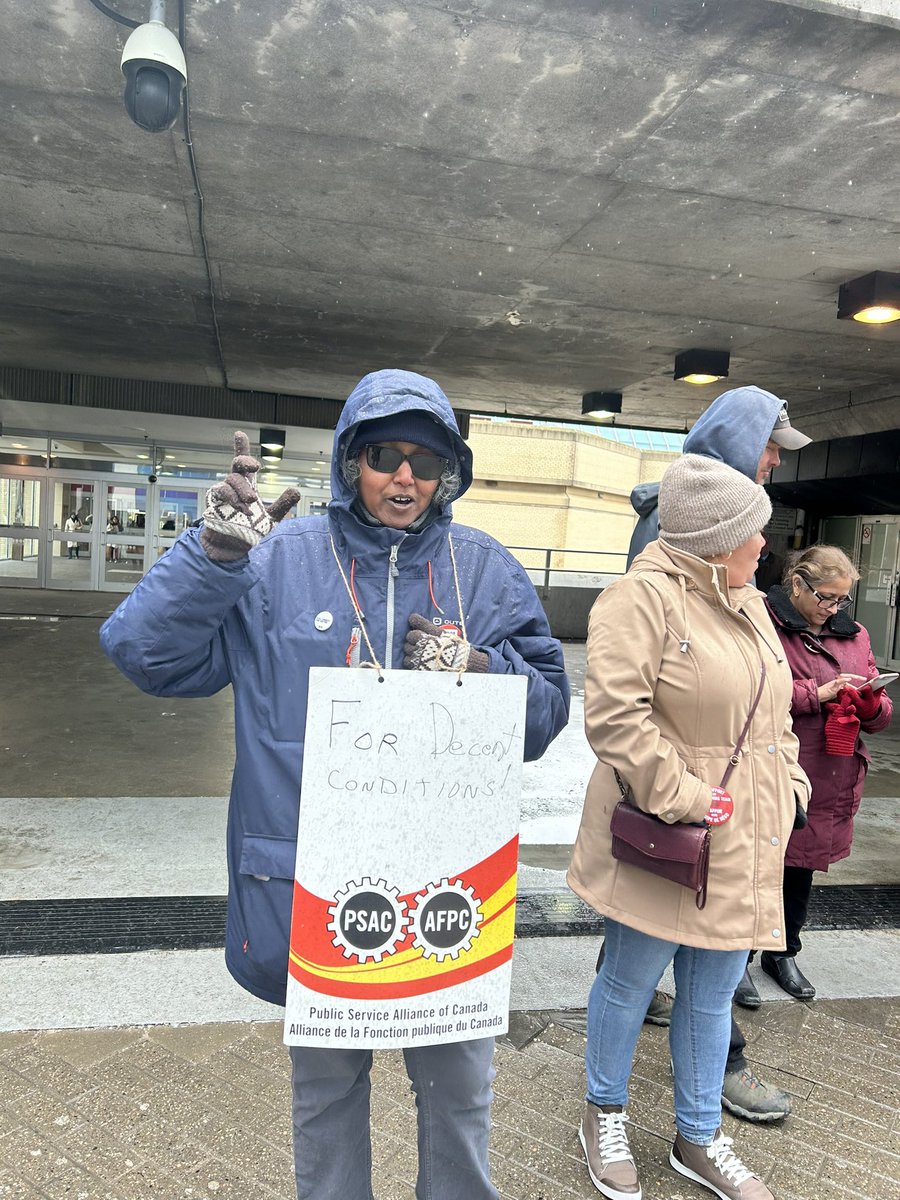 The workers united will never be defeated. ✊@psac_afpc CRA workers are out in force in #Scarborough. Mayoral candidate @oliviachow took some time to stand in #solidarity with workers. #onlab #topoli #canlab #WorkersCantWait