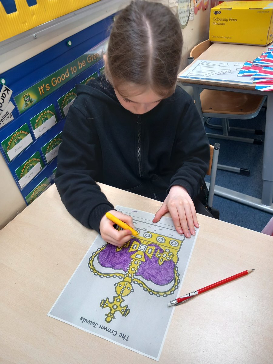 ashparkprimary's tweet photo. P4C has been very busy today making crowns for our class Coronation Party. These designs are our interpretation of St Edward's Crown - the very crown King Charles will be wearing on Saturday! #Coronation2023 #StEdwardsCrown https://t.co/2IIIlhuHZn