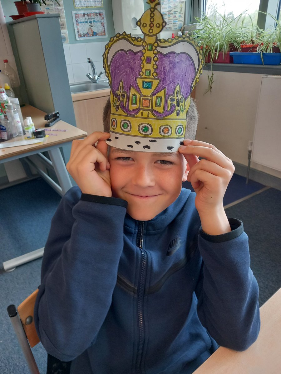 ashparkprimary's tweet photo. P4C has been very busy today making crowns for our class Coronation Party. These designs are our interpretation of St Edward's Crown - the very crown King Charles will be wearing on Saturday! #Coronation2023 #StEdwardsCrown https://t.co/2IIIlhuHZn