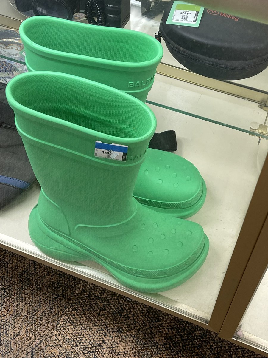 LordxDennis's tweet photo. @therealtblake I raise you these balenci’s https://t.co/GVYa2Wlcnz