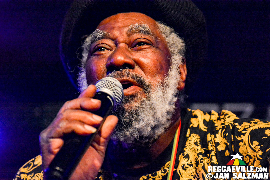 Full gallery @ reggaeville.com/photos/
Johnny Clarke with Fully Fullwood in Long Beach, CA @ DiPiazza's (April 30, 2023) 📷 Jan Salzman 
#Reggaeville #JohnnyClarke #Reggae