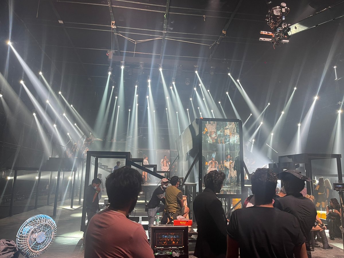 ClayPakyNews's tweet image. Claypaky #SharpyXFrame and #Mythos2 Fixtures Shine in Music Video of Blockbuster Bollywood Title Track

Read more: claypaky.it/en/news/claypa…

#Claypaky #IgniteYourShow