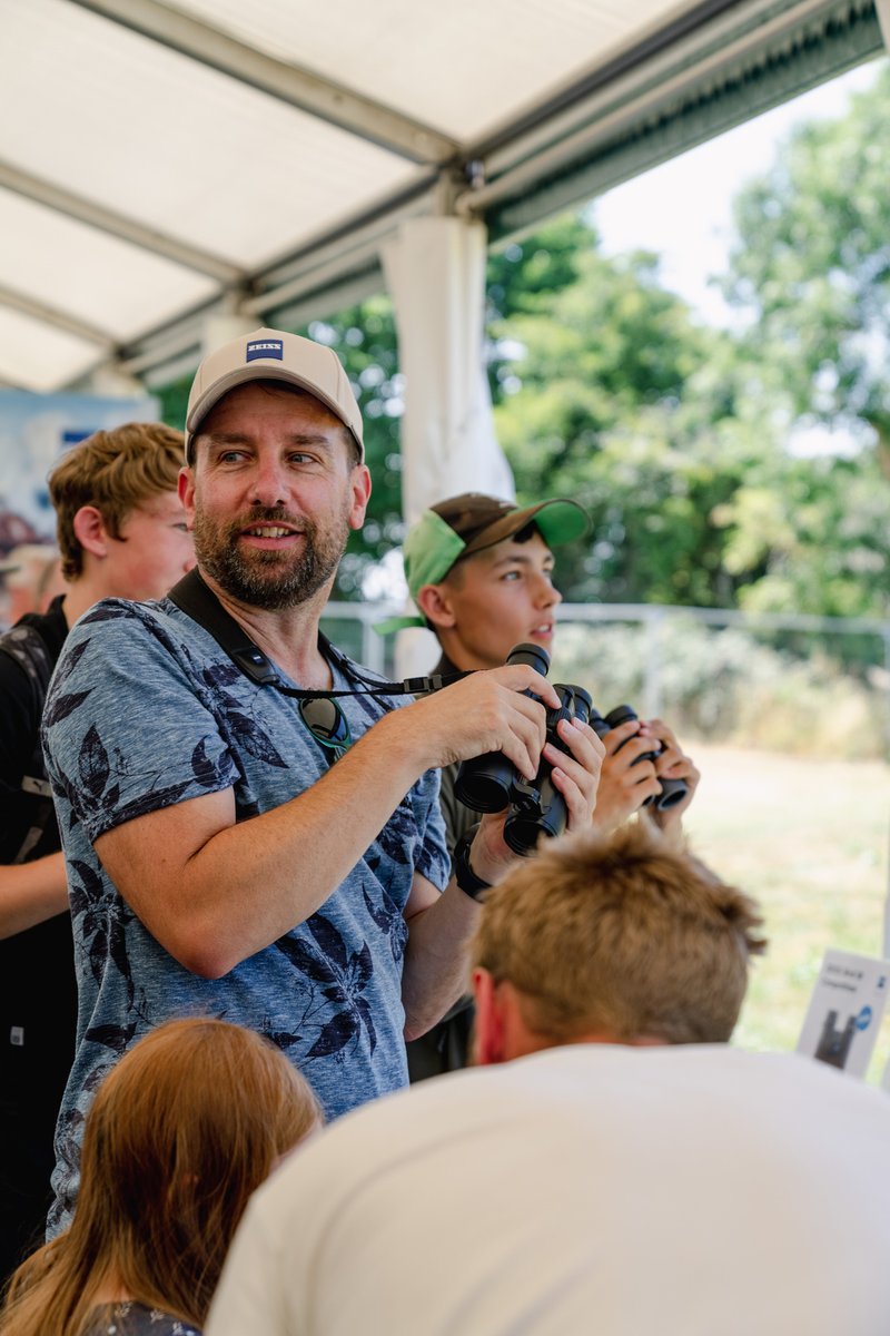 ZEISSBirding's tweet image. ➡️ ZEISS UK Young Birder Awards are open for submission again! ⬅️

Do you know a youngster who might be interested in the chance to win a ZEISS Birding package or the Cameron Bespolka Scholarship to the Cornell Young Birders weekend in 2024?

Read more: zeiss.com/nature/young-b…