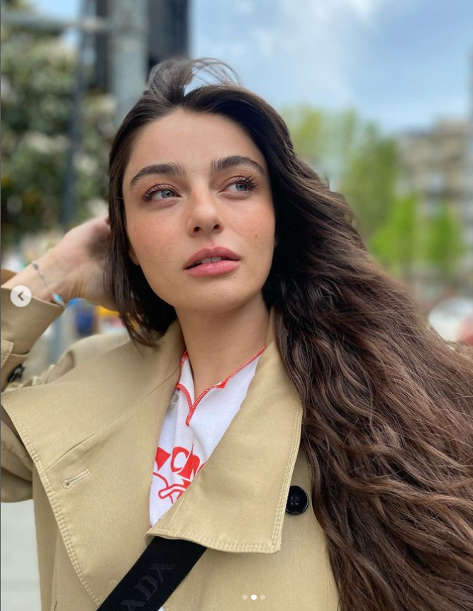 Dhouha_24's tweet photo. how to kill with just a look !💘💘
#AyçaAyşinTuran https://t.co/8wngA4G8cx