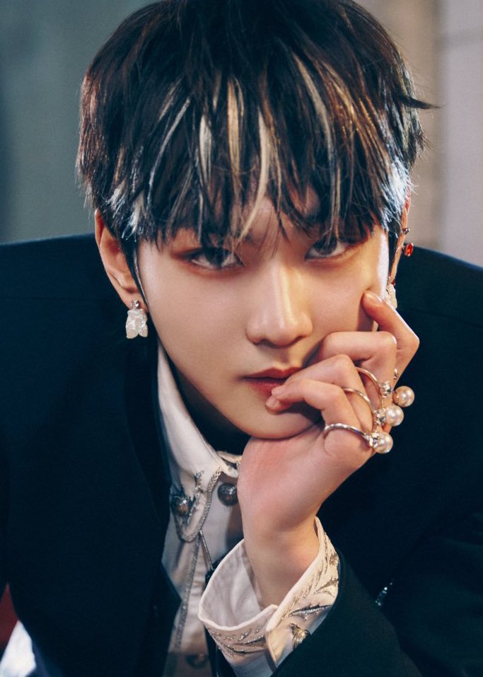 jakewonfeed's tweet image. the hair!!? the accessories!?! the pose!!?!? jakewon!!!??!?