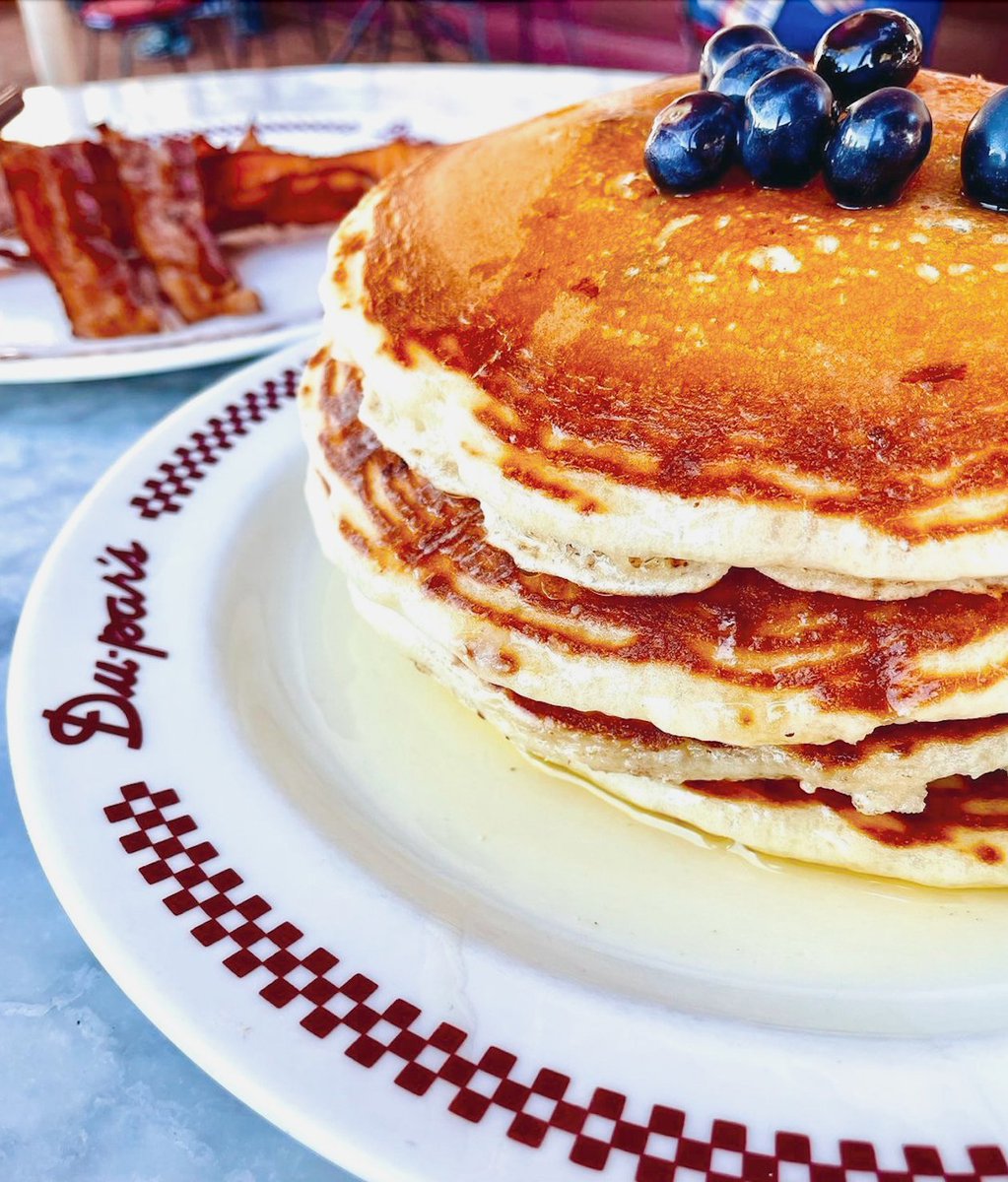 Rise and shine with a stack of fluffy pancakes from <a href="/duparsfm/">Du-Par's Restaurant</a> 🥞🌞 Who needs a breakfast in bed when you can have this?⁠
⁠
📸: @Chefsangyoon
