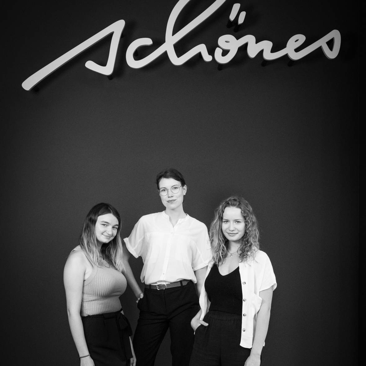 Wir wünschen allen Auszubildenden viel Erfolg bei den Prüfungen! 🍀

Wir sind stolz, dass unsere beiden Azubis Melanie und Ellen bereits das dritte Lehrjahr durchlaufen haben und drücken ihnen für den letzten Sprint die Daumen. 🎉

#ediundsepp #azubis #dritteslehrjahr #prüfungen