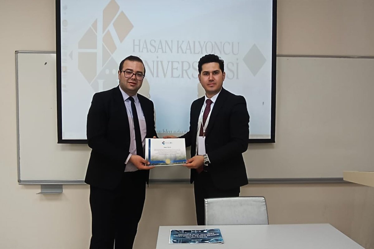 hkunv's tweet photo. Cumhurbaşkanlığı İnsan Kaynakları Ofisi (@tccbiko) koordinasyonunda, üniversitemizin ev sahipliğinde düzenlenen “İpekyolu Kariyer Fuarı”nda Kalyon Enerji İnsan Kaynakları Müdürü Abdülkadir Irmak ve Kalyon PV İşe Alım ve Eğitim Müdürü Aslı Olşen 'Kalyon'da Çalışma Hayatı' konu başlığı ile üniversiteli öğrenci ve mezunlara tecrübelerini paylaştılar. 

#yetenekheryerde
@kalyonholding 
@KalyonPv
@kalyonev
@AtaySalim
@yetenekapisi
@ipekyolukaf